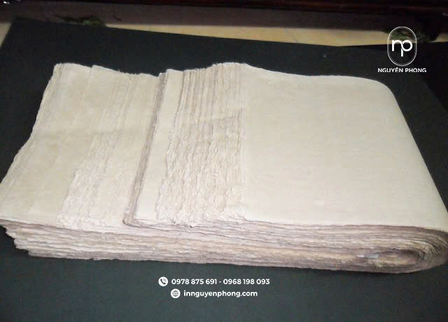 Bề mặt giấy gió mang lại trải nghiệm tiếp xúc mộc mạc, xưa cũ